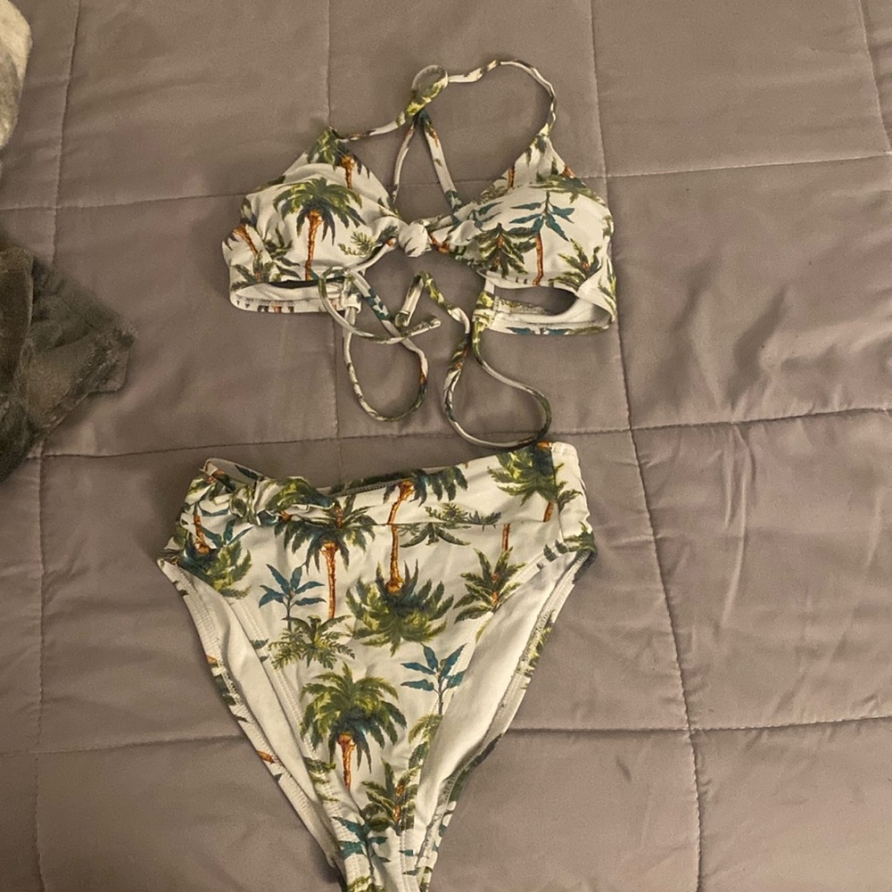 Médium Top - Small Highwaisted Bottoms. Very cute palm tree two piece swimsuit!